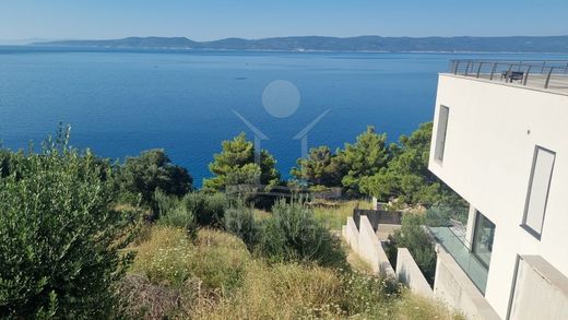 Villa Omiš, Grad Omiš