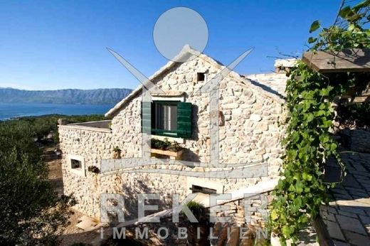 Villa a Povlja, Selca