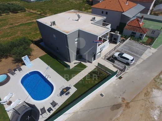 Villa Trogir, Grad Trogir