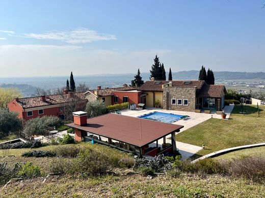 Casa di lusso a Sant'Ambrogio di Valpolicella, Verona