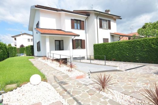 Villa in Bernareggio, Provincia di Monza e della Brianza