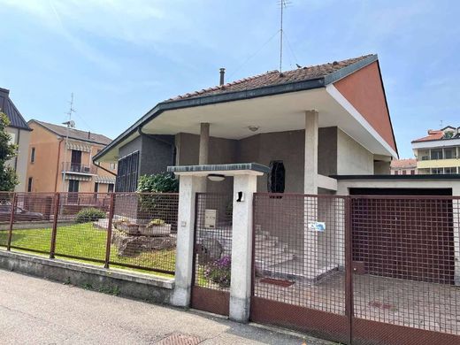 Villa in Rozzano, Città metropolitana di Milano