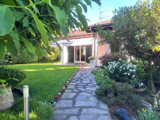 Willa w Azzate, Provincia di Varese