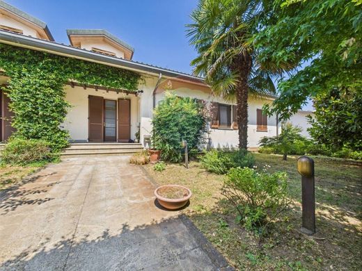 Villa in San Genesio ed Uniti, Provincia di Pavia