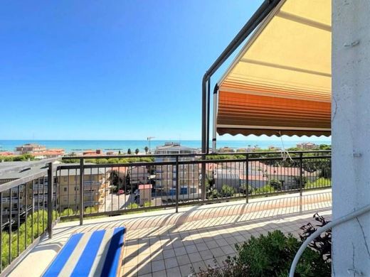 Apartment / Etagenwohnung in Porto San Giorgio, Province of Fermo