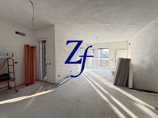 Apartment / Etagenwohnung in Prato, Provincia di Prato