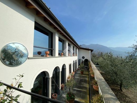 Villa in Sale Marasino, Provincia di Brescia