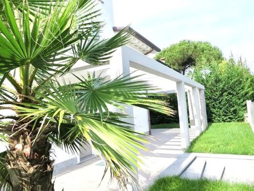 Villa a Montignoso, Massa-Carrara