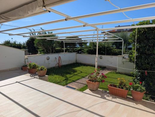 ‏בתים מדורגים ב  Santa Marinella, רומא