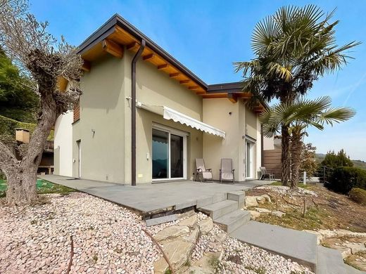 Villa in Alzano Lombardo, Provincia di Bergamo