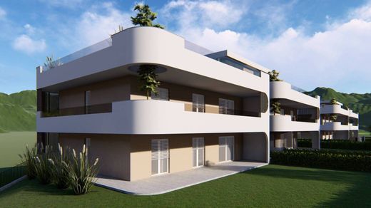 Apartment / Etagenwohnung in Bra, Provincia di Cuneo