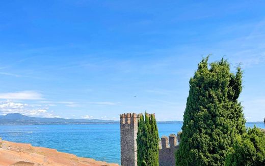 Sirmione, Provincia di Bresciaのアパートメント