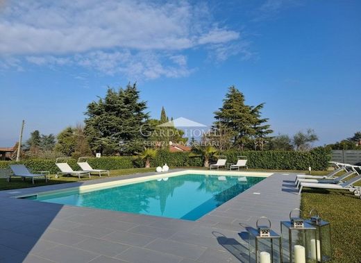 Villa a Manerba del Garda, Brescia