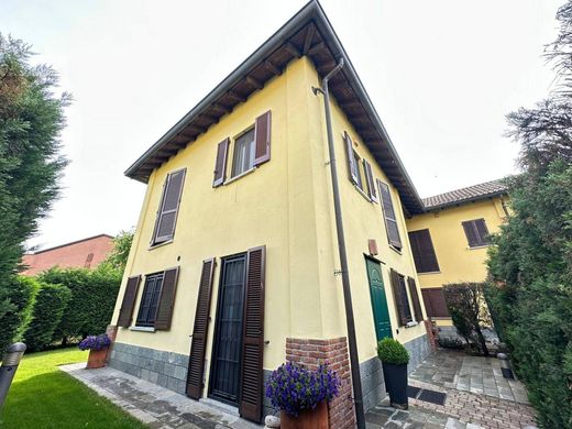Villa in Rozzano, Milan