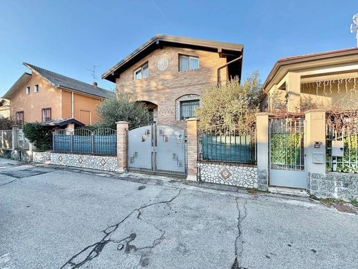 Вилла, Ро, Милан