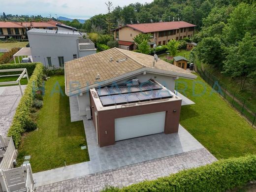 Villa in Puegnago sul Garda, Provincia di Brescia