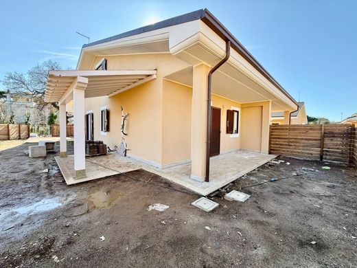 Villa in Ladispoli, Rome