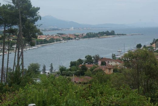 Sıralı evler Ameglia, La Spezia ilçesinde