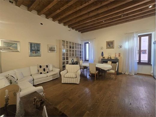 Apartment / Etagenwohnung in Verona, Provincia di Verona