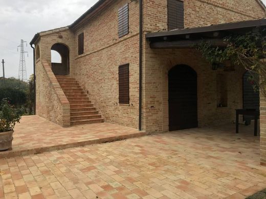 Villa - Montecosaro, Provincia di Macerata