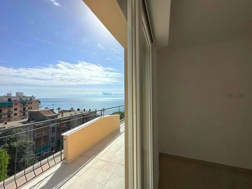 Penthouse Pietra Ligure, Savona ilçesinde