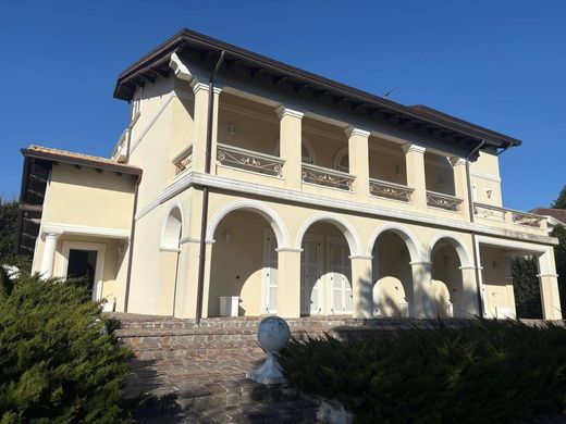 Villa Pesaro, Pesaro e Urbino ilçesinde