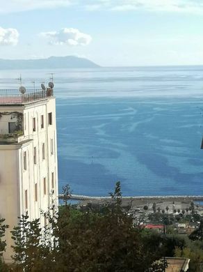 Apartment / Etagenwohnung in Neapel, Kampanien