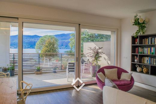 Apartment / Etagenwohnung in Ranco, Provincia di Varese