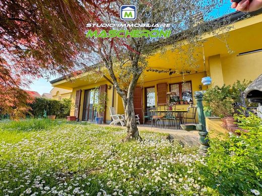 Villa in Paderno Dugnano, Milan