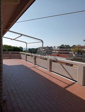 Attico a Massa, Massa-Carrara