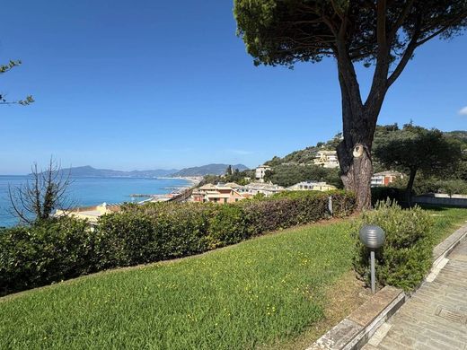 Apartment / Etagenwohnung in Lavagna, Genua