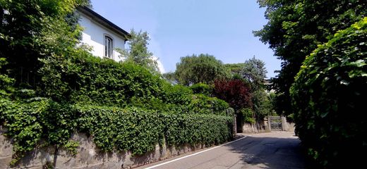 Villa a Saronno, Varese