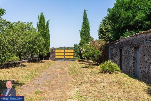 Casale a Adrano, Catania
