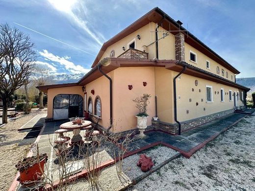 Villa in San Panfilo d'Ocre, Provincia dell' Aquila