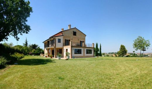 Köy evi Monte San Giusto, Macerata ilçesinde