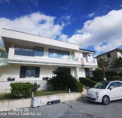 Villa in Montelepre, Palermo