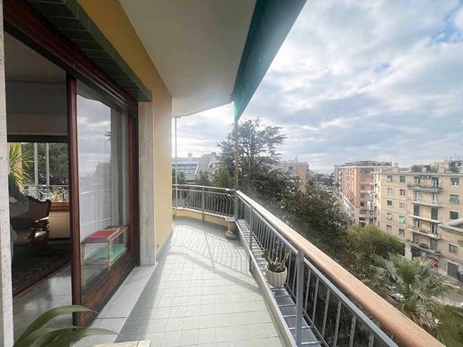 Apartment / Etagenwohnung in Genua, Ligurien