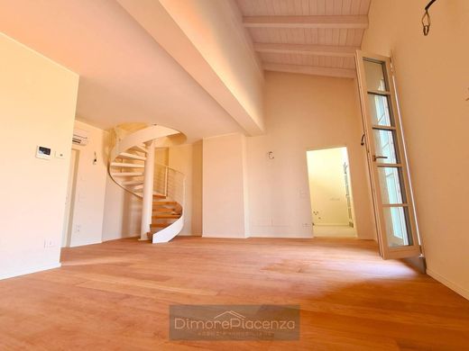 Penthouse Piacenza, Piacenza ilçesinde