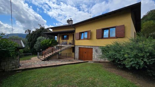 Villa in Rovetta, Provincia di Bergamo