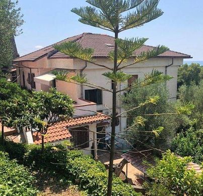 Villa Camerota, Salerno ilçesinde