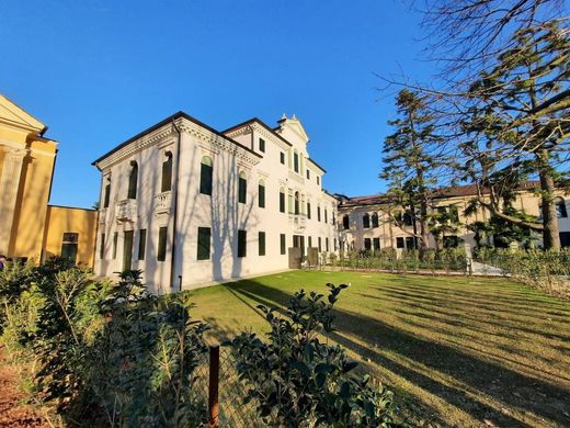 Apartment / Etagenwohnung in Mirano, Venedig