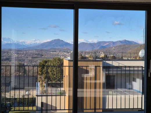 Attico a Parè, Como