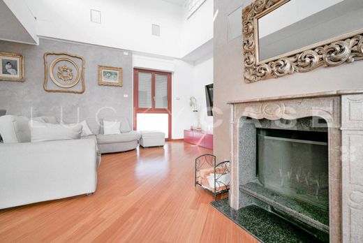 Penthouse w Senago, Città metropolitana di Milano