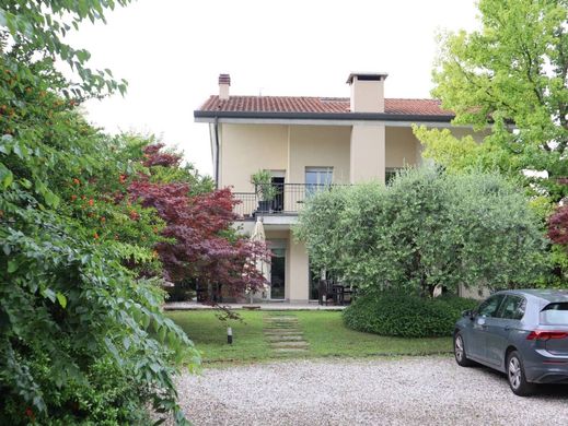 Villa in Zevio, Provincia di Verona