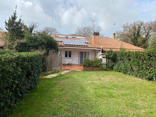 Villa in Ladispoli, Rome