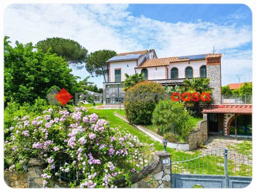 Villa Collesalvetti, Livorno ilçesinde