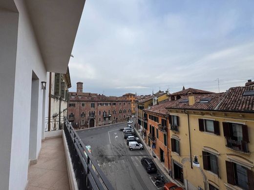 Apartment / Etagenwohnung in Verona, Provincia di Verona
