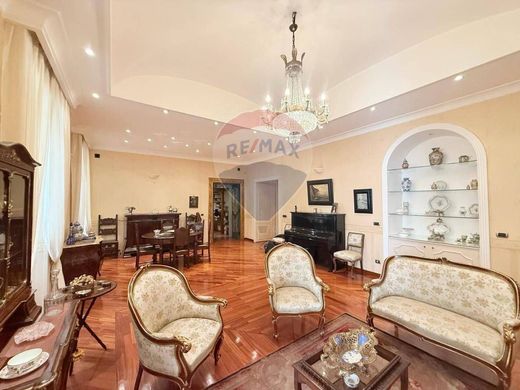 Apartment / Etagenwohnung in Neapel, Kampanien