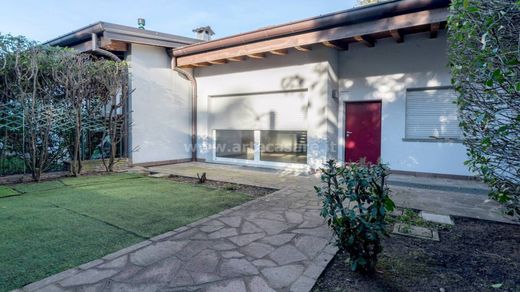 别墅  Saronno, 瓦雷泽省