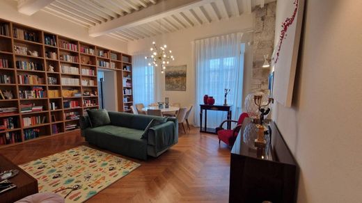Apartment / Etagenwohnung in Pisa, Province of Pisa